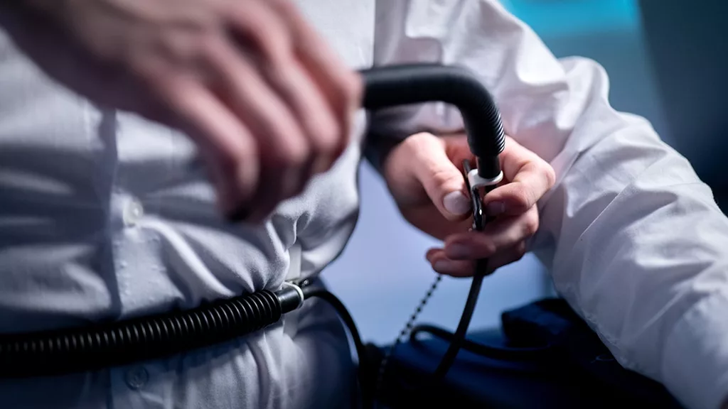 Tubo neumográfico que registra la respiración durante la prueba
